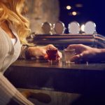 バーでお酒を飲む男女