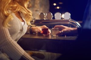 バーでお酒を飲む男女