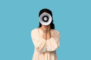 メガホンを持っている女性